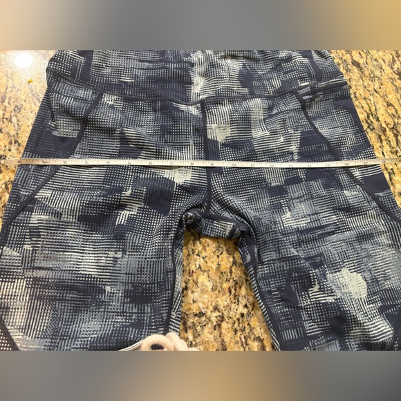 Sweaty Betty Navy and Light Gray Patterned Leggings - Picture 9 of 12